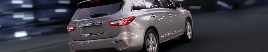Vue de trois quarts arrière d’un INFINITI QX60 gris