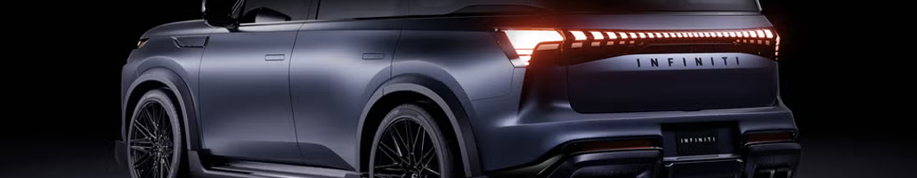 Vue de trois quarts arrière d’un VUS INFINITI avec sa signature lumineuse